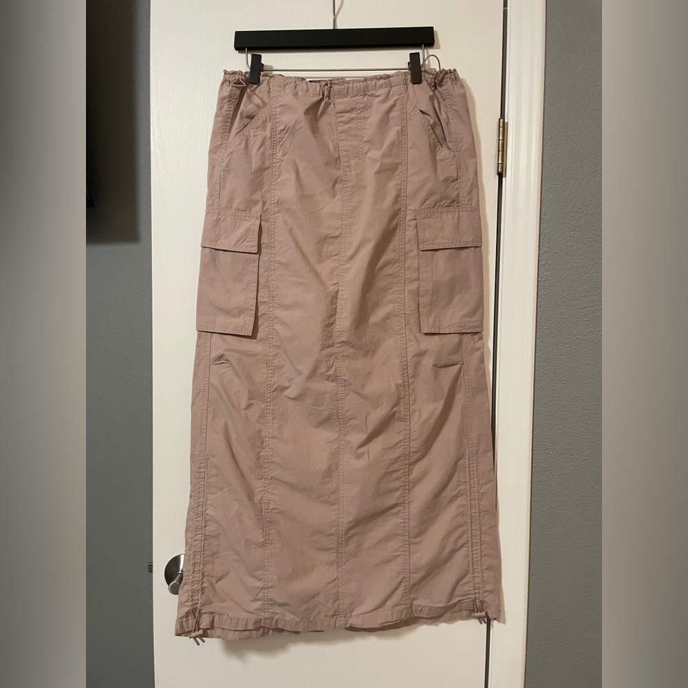 Wallflower Women's Maxi Skirt in Taupe, size Small 
Looks new 🤎